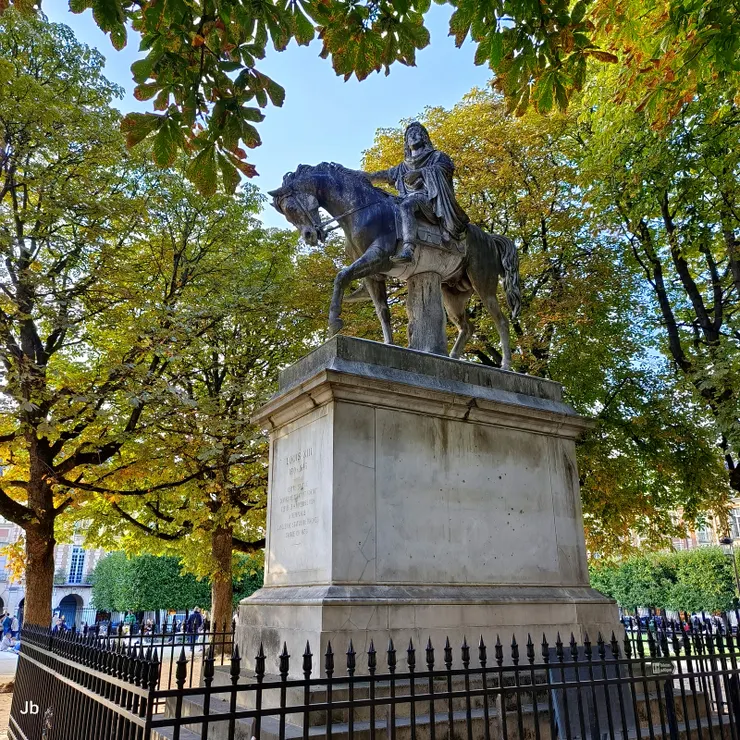 【孚日廣場四周建築對稱雨果曾居 公園綠草銅像林蔭市民悠哉憩息！花園正中央於1829年安置的路易十三騎馬雕像，廣場雖由路易四世下令興建，但在路易十三任內落成，他的婚禮即在這裡舉行。】