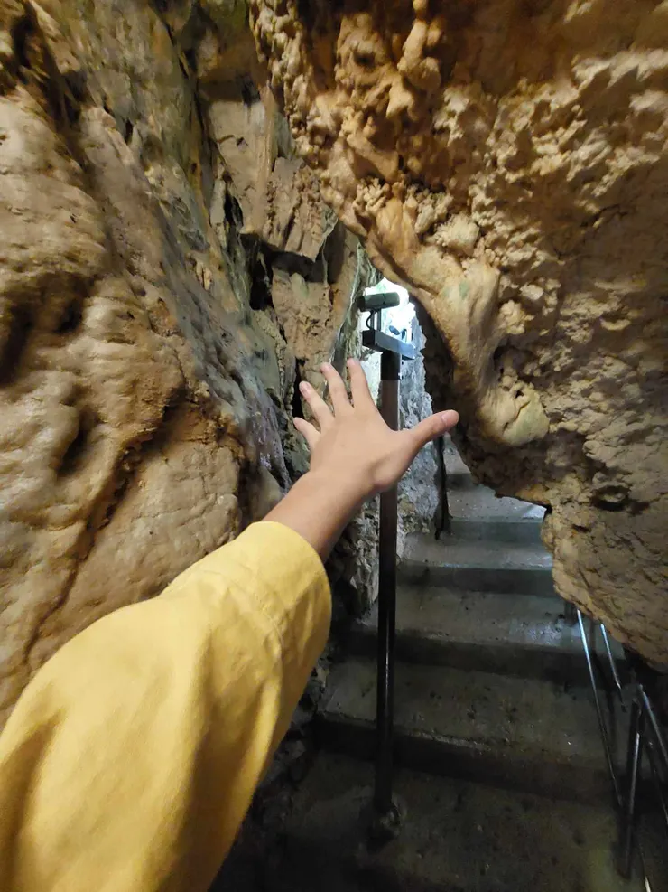 從｢秘境｣上來時未穿過一個超窄的路，最窄的空間只有大約一個手掌的大小！我記得我還差點卡住過不去，真的體會到太大隻的壞處了