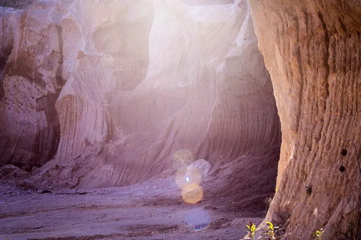 中年階段，彷彿在挖礦，來時路已崩塌。接下來，儘管不確定是否會挖到寶石，但至少要挖到活路(圖/PIXABAY)