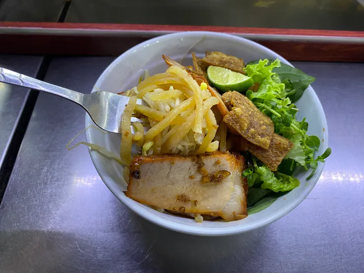 因人力車司機介紹，走入市場吃了會安特色高樓麵