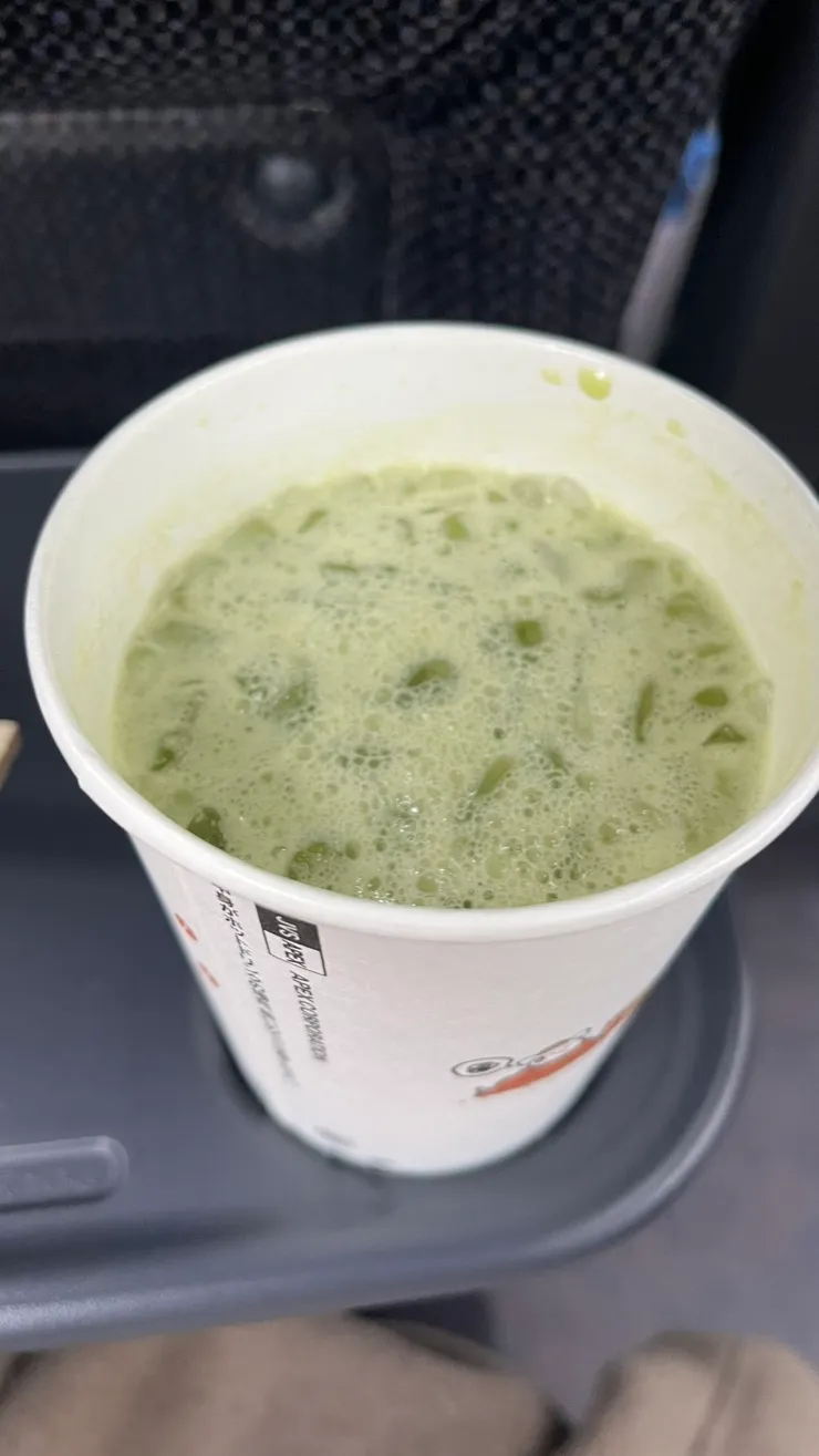 座椅後方餐桌有個小杯架。