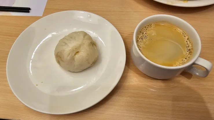 左邊是花蓮周家肉包!右邊是我最愛的美式熱咖啡!