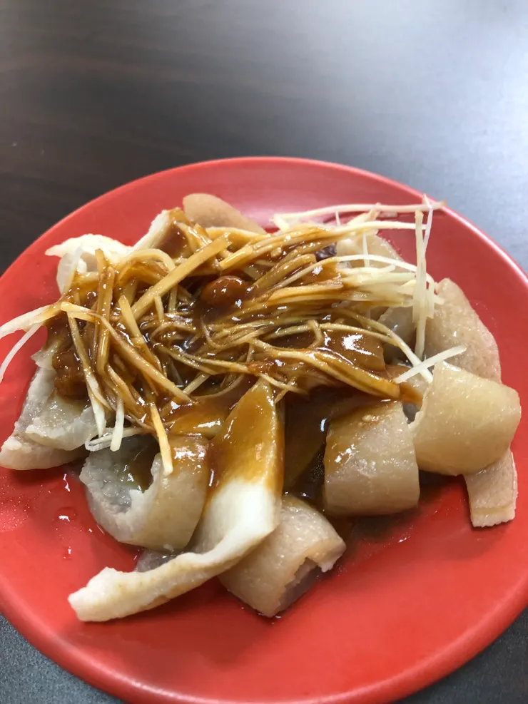 豬皮不膩口，搭配特製醬料跟薑絲，好吃！