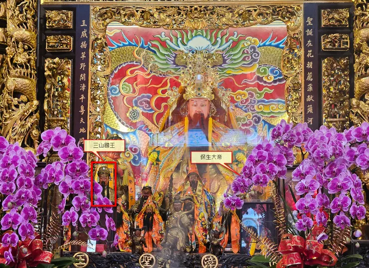 正殿陪祀之三山國王(紅框處)與保生大帝(蘭花後方)