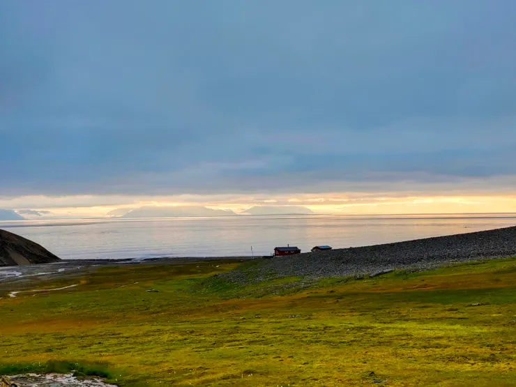 你願意在這樣孤寂的地方度過一段日子嗎？！你會想在臨海的小屋等待日出日落嗎？莫忘斯瓦巴一年有四個月永晝四個月永夜，這段期間，太陽既不升起也不落下，你再怎麼難過，也只能看四個月的日落。