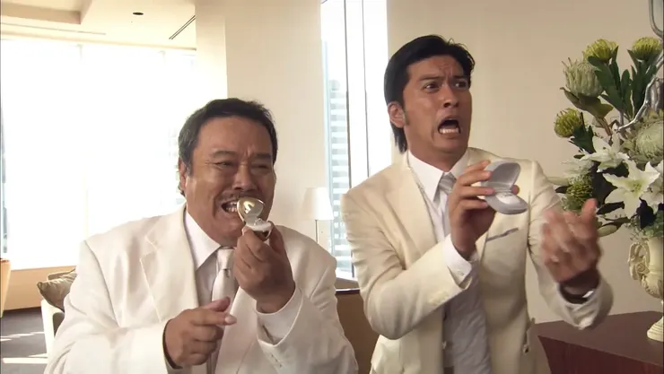 一樣自戀的父子，同時向女犯人求婚效果爆笑！