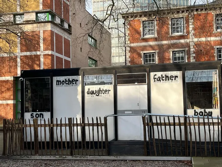 An Edible Family in a Mobile Home (可口一家的移動房屋）外部