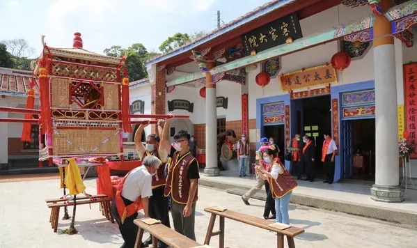 七彩神轎