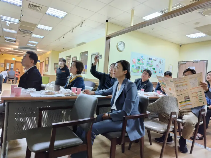 中浪區議會團聽簡報,閱覽伊甸刊物。