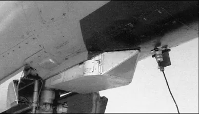 位於前起落架前方的菱形結構就是TP-23ML紅外線搜尋和追蹤系統 (IRST)。TP-23ML能夠從正面進行偵測,且曾經在120公里距離上探測到開啟加力的米格25;這一設備不僅可獨立運作,也可以和雷達連動,先以TP-23ML靜默接近目標並事先讓雷達對準目標方向,讓雷達開機後能以最快速度捕捉目標。