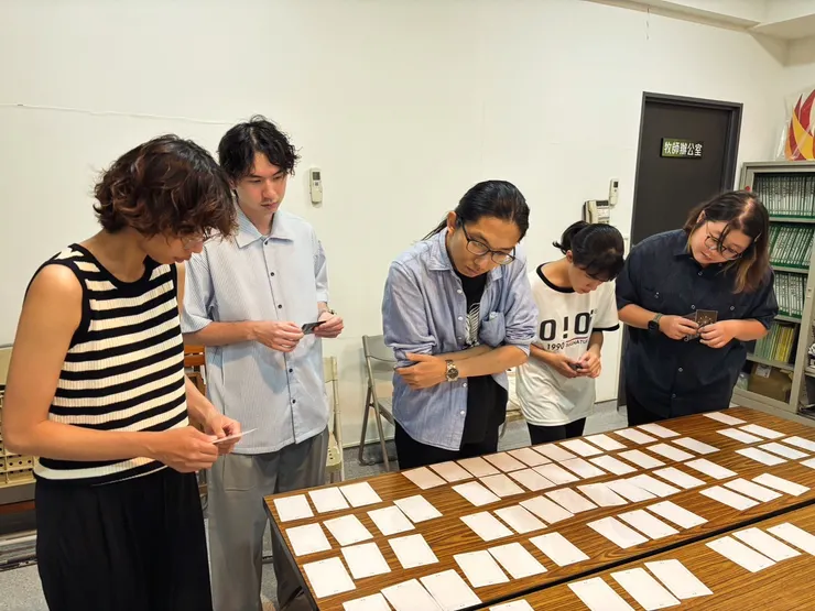 圖說｜南大 SCM 分享環節，大家正在選牌卡。Photo Credit｜Laura Li