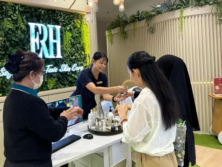 圖說：馬來西亞ERH每月選擇不同門市據點，舉辦各種會員活動，藉此吸引人潮聚集，並鼓勵消費者邀請朋友一同參加。（資料來源：十藝生技）