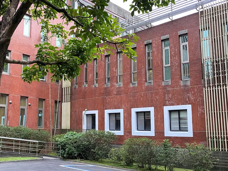 講堂由小至大的窗台高度，反映室內地坪的變化；一樓的開窗非原始設計，是後來才增加的。且最近又被漆了白色外框，很不協調