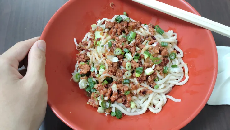 中研院十分鐘距離的小吃店的炸醬麵，沒有湯比較沒有飽足感。