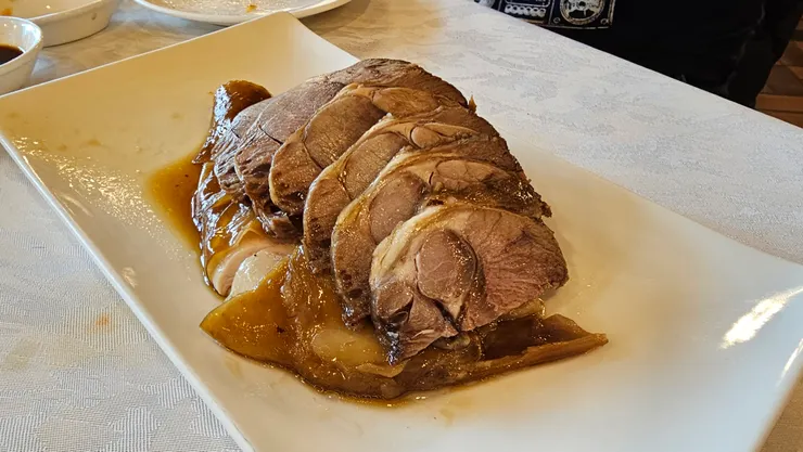 滷牛腱和油雞也是美味首選!