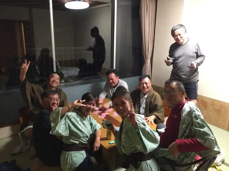 聊天、打牌、品酒，樂不思蜀