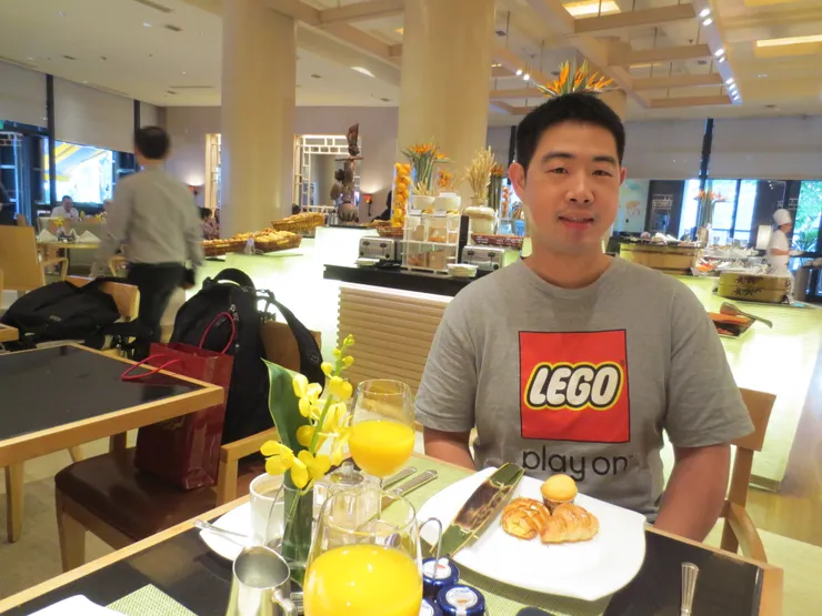 我在超級華麗的新加坡港麗酒店享用早餐!