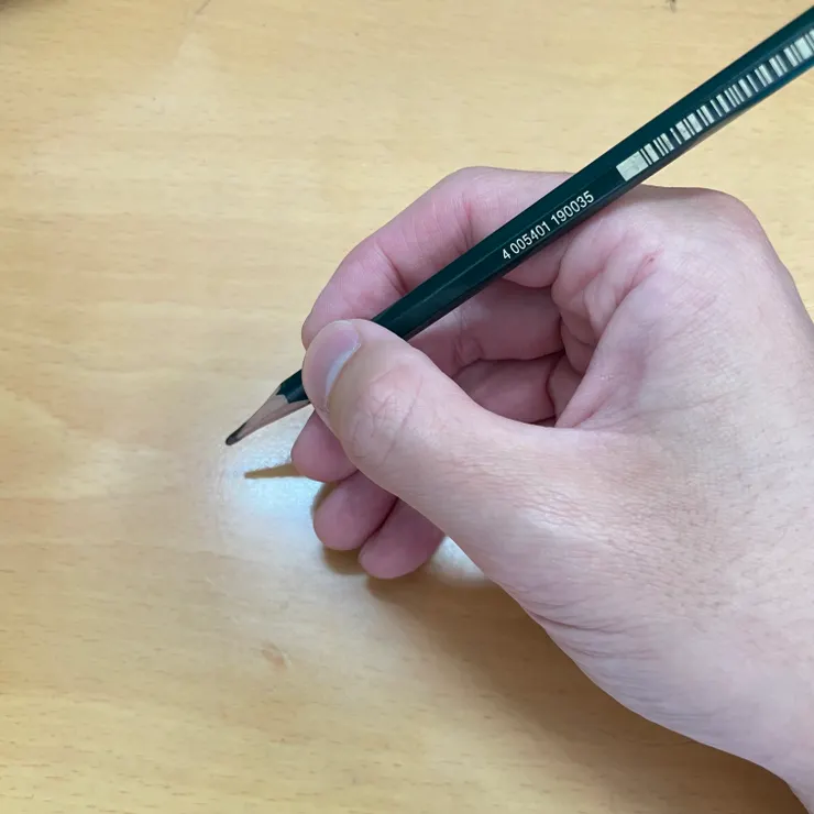 一般及細部描繪時，則用平常握筆手勢