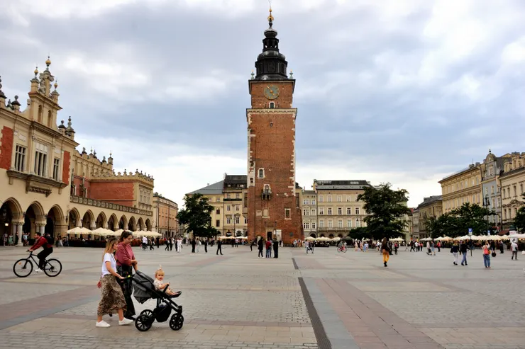 【舊市政廳已拆除獨留鐘樓搶視線！鐘樓是 13 世紀末所建宏偉哥德式市政廳中唯一倖存者，其餘建築已於 19 世紀因城市規劃被拆除。集市廣場可上溯到13世紀中，是歐洲最大廣場之一。】