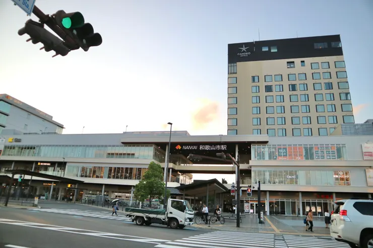 南海和歌山市站精美又漂亮，旁邊的商場跟餐廳豐富