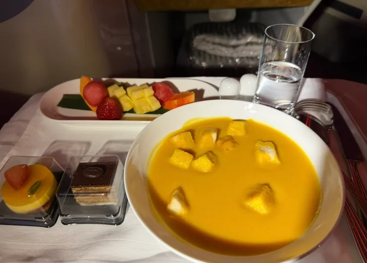 謝謝美麗的空姐主動為我重新準備的晚餐