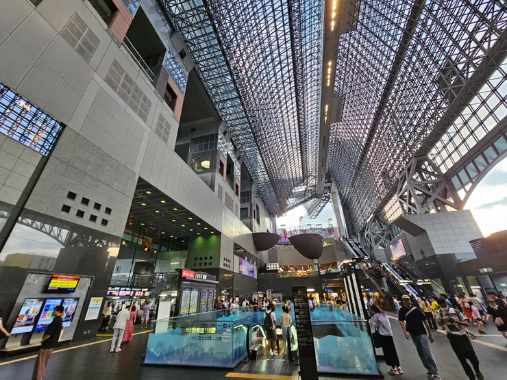 大廳挑高設計，非常誇張的大