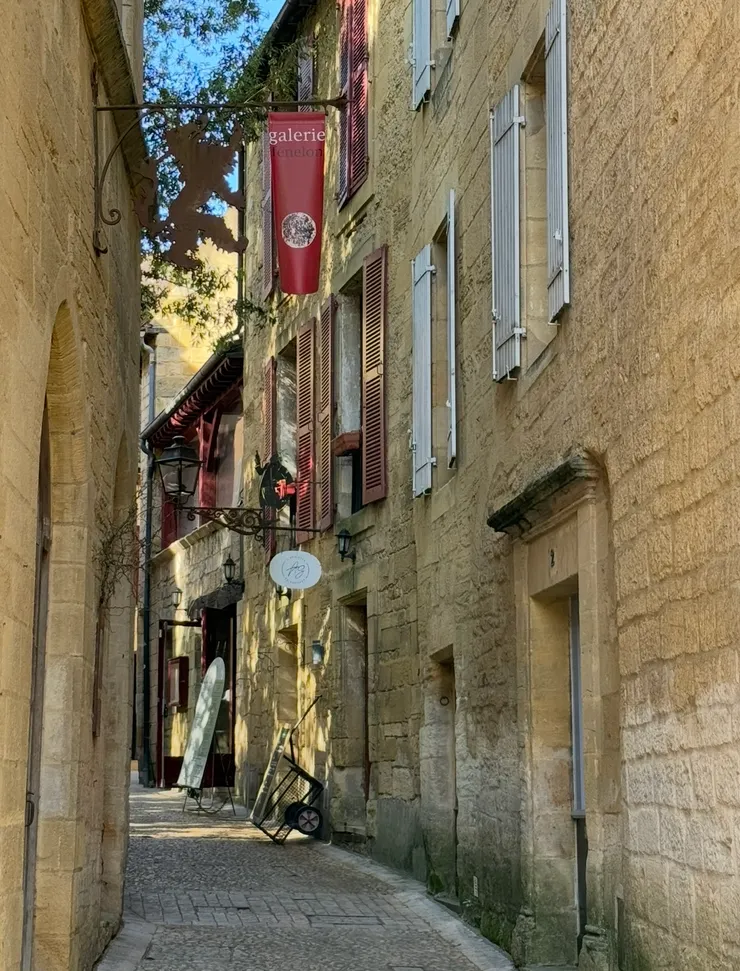 走了好幾遍的小巷，陽光灑下的時候最漂亮