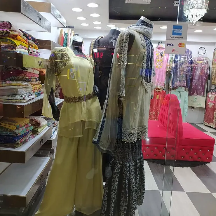 印孟服飾是因為網路的普及 也開始受到西方影響 做了改良