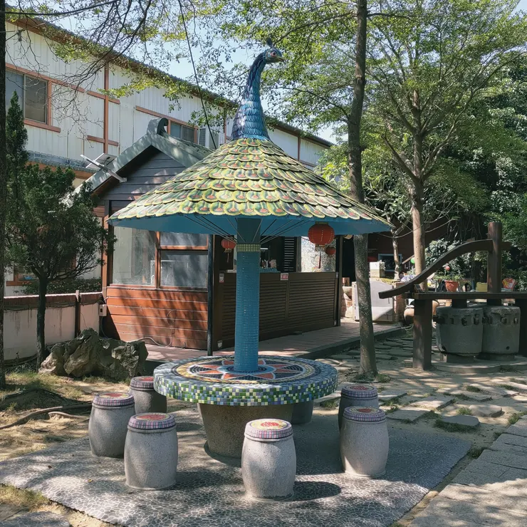 不得不說,貼上磁磚的石椅坐起來還蠻冰涼舒服的