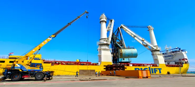 【海吊船如期抵達這過程難得一遇,看你順利離港心中大石總算落地!停在台中港31號碼頭的5號卸煤機。從此角度可見岸上準備安放配重的平台,吊車正在舖設鋼板,以在後續拆解工作中保護碼頭。這一切都經過精密計算!】