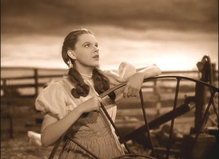 Judy Garland（飾演桃樂絲）演唱"Over the Rainbow"