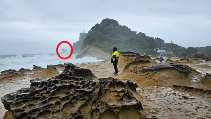 紅圈處就是今天真的在野柳海邊擱淺的鈺洲啟航號貨輪!