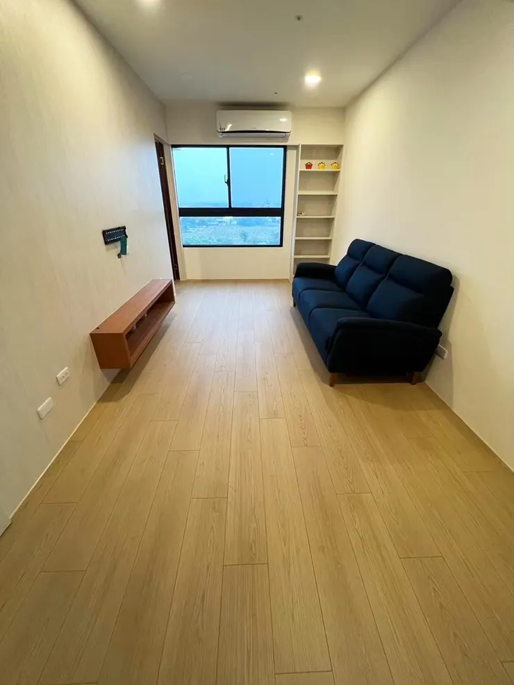 客廳採光灑在長型木地板上,利用長邊平行採光方向,創造空間延伸視覺