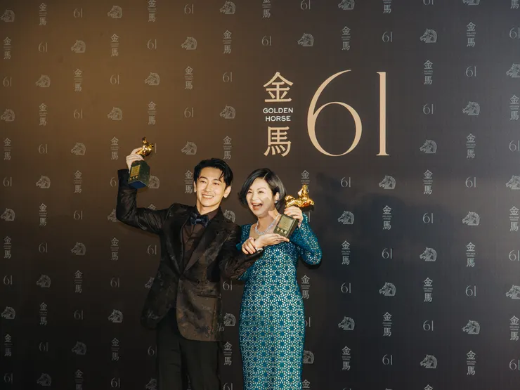 第 61 屆金馬獎最佳男配角獎得主施名帥（左）、第 61 屆金馬獎最佳女配角獎得主楊貴媚（右）。／攝影 朱學文