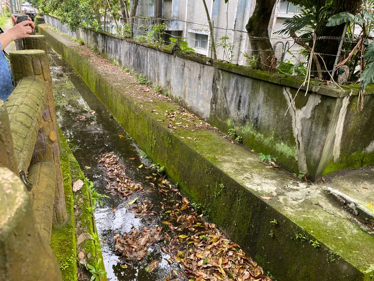萬盛溪北支流沿著空軍通訊營的外牆流過，現在是一道三面光的排水溝