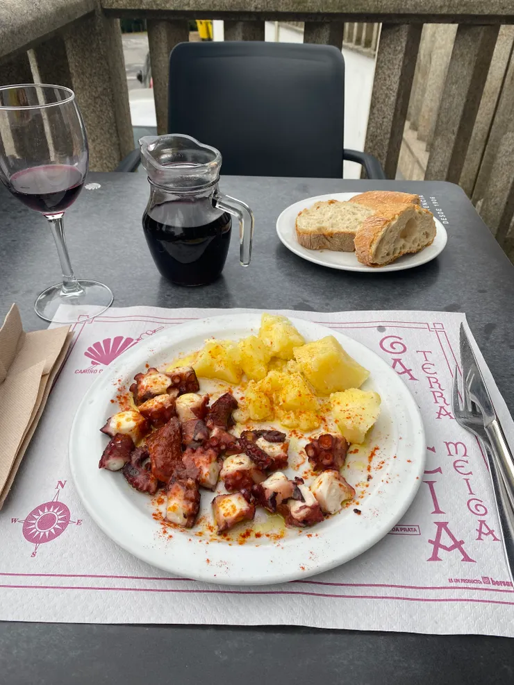 晚餐是好吃的特產章魚，店裡意外少人，觀光客都消失了，一吃就天黑了。