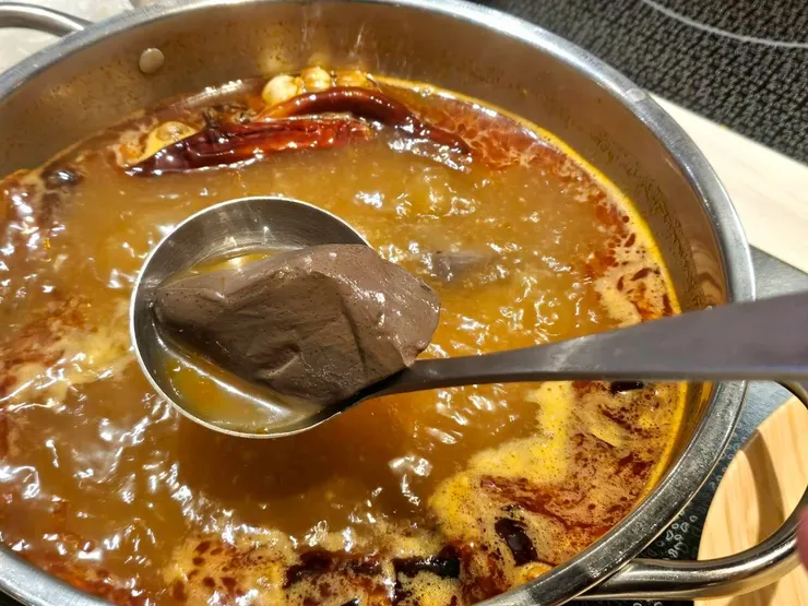 麻辣裏頭是有附帶鴨血,真的是貼心至極餵飽飽