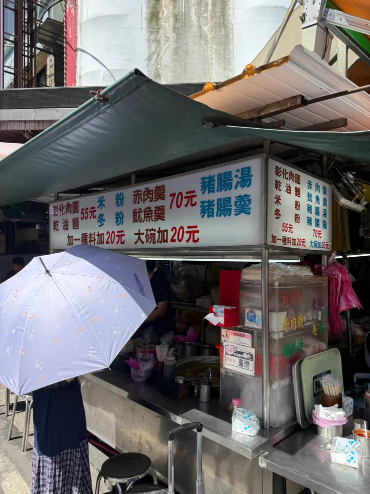 市場攤販中的一個角落，用餐位置不多