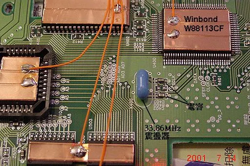 這是電路板的近照,上面兩顆 SMD 電容,與藍色振盪器須先拆除