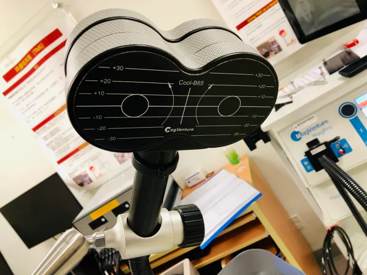 貼著頭部的 「ET 眼睛」 （Allie 攝）