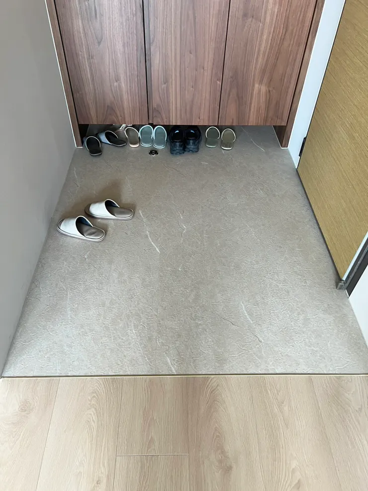 地板紋理近拍與收邊細節照