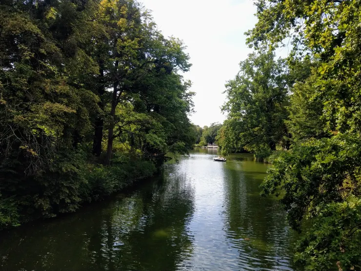 站在橋上看湖兩旁，遠方是划船開始處