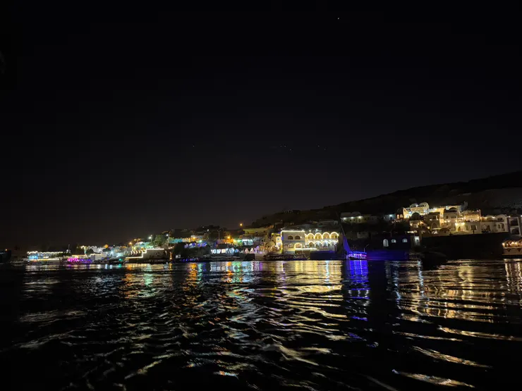 用夜晚的奴比亞村結束這回合！