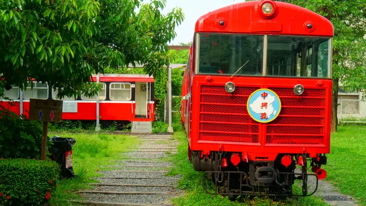中興號柴油動力車及一旁的車廂洗手間