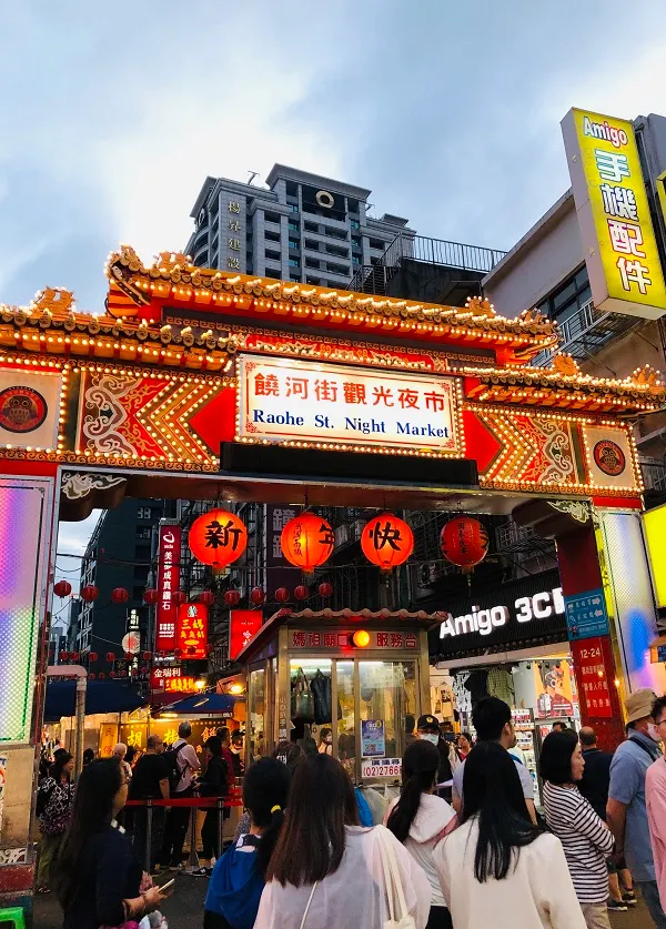 平日的饒河夜市,多了觀光客的加持,一樣是人山人海。