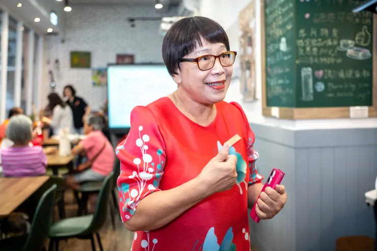 (圖說:黃慧如分享她的照顧歷程,如何從黑暗中見光明。)