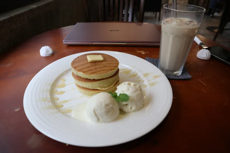 冰淇淋蜂蜜鬆餅與鮮奶茶