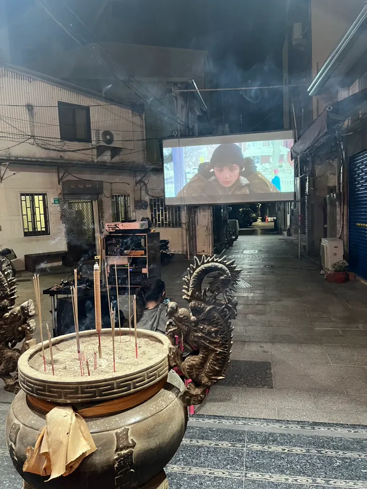 傍晚剛好是請神明看電影的時間，許多長者會坐在廟門一同欣賞