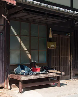 https://japanknowledge.com/articles/kotobajapan/entry.html?entryid=2448#:~:text=「ばったり床几」とは,の腰掛けに早変わりする%E3%80%82