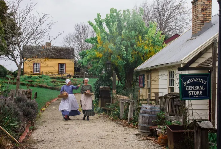 歷史村的工作人員穿著19世紀農婦衣著穿梭其中 ( 圖片來源:Auckland for Kids )